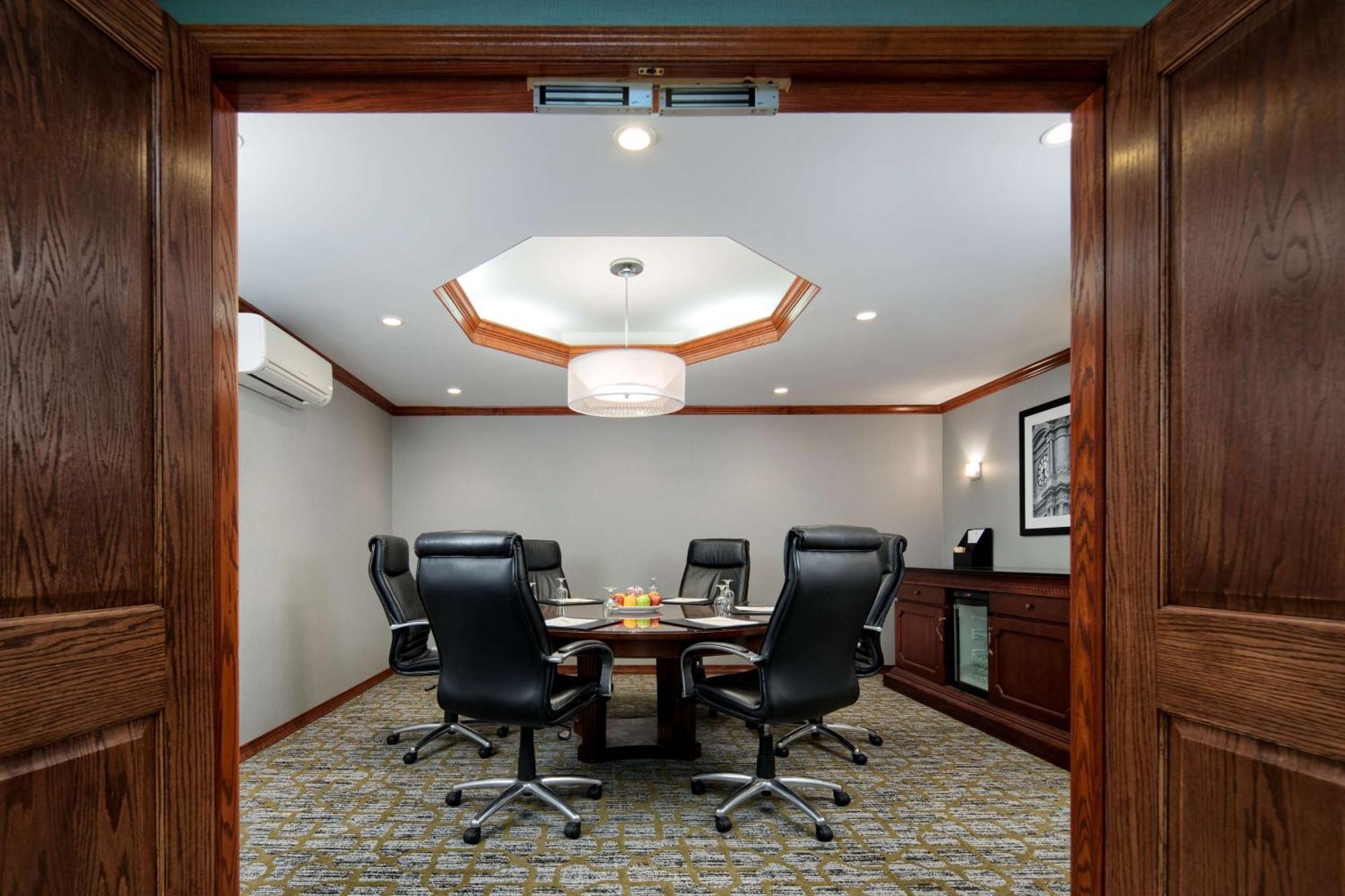 Doubletree By Hilton Philadelphia Airport Hotel Bagian luar foto
