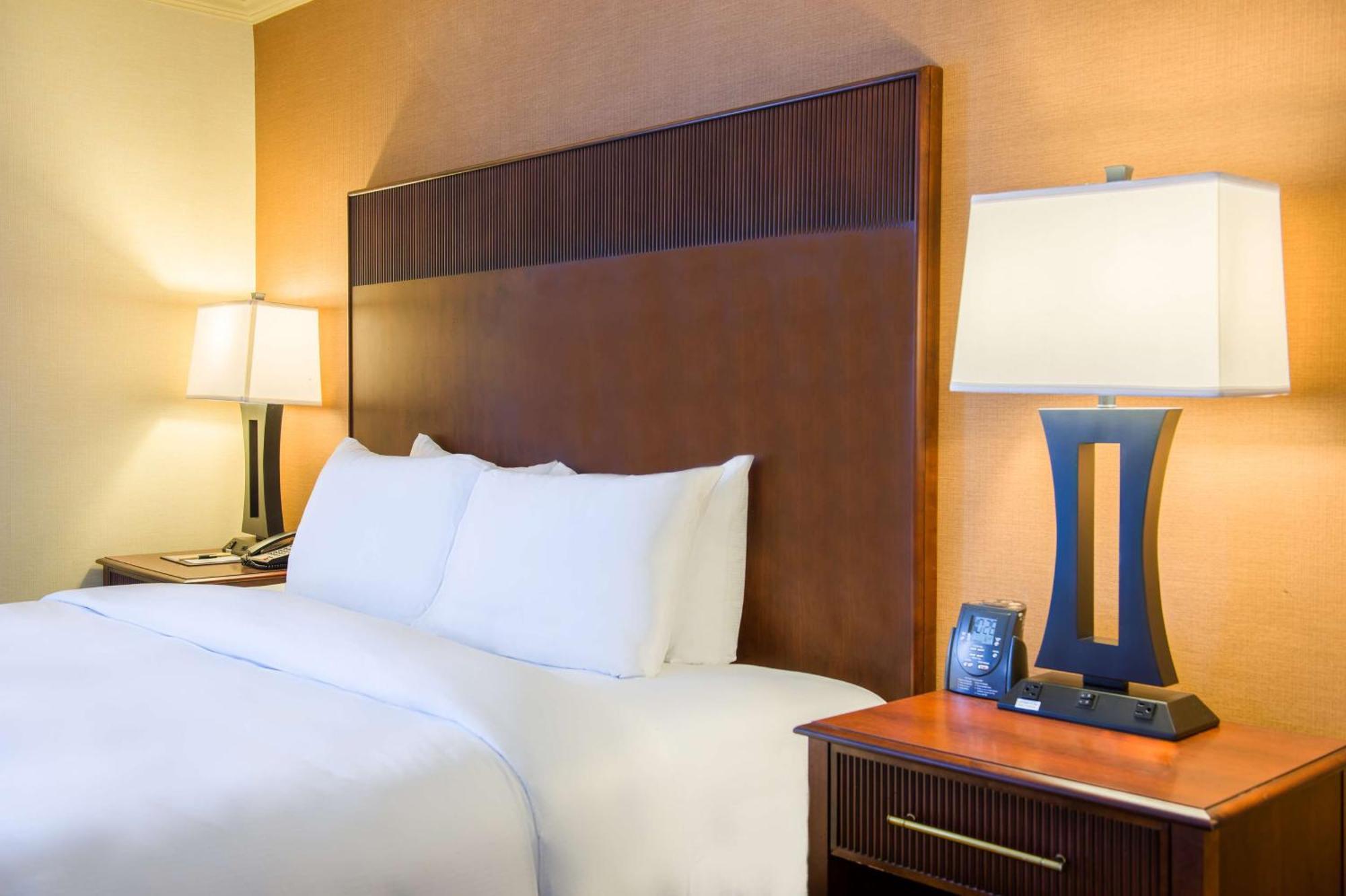 Doubletree By Hilton Philadelphia Airport Hotel Bagian luar foto