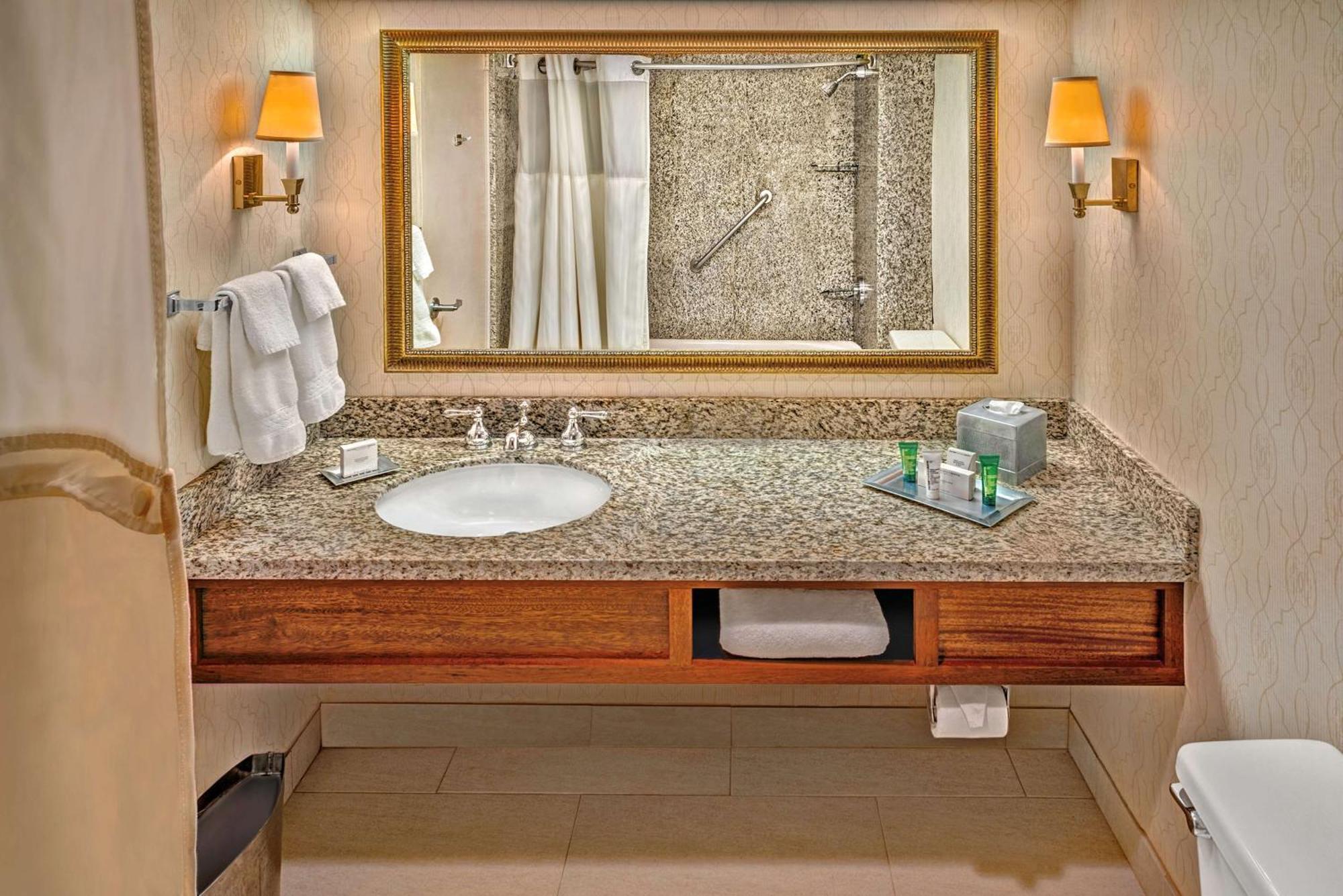 Doubletree By Hilton Philadelphia Airport Hotel Bagian luar foto
